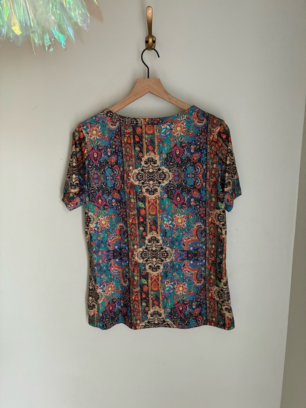 Colorful Bold V-Neck T-shirt Top Size Medium - Picture 4 of 4
